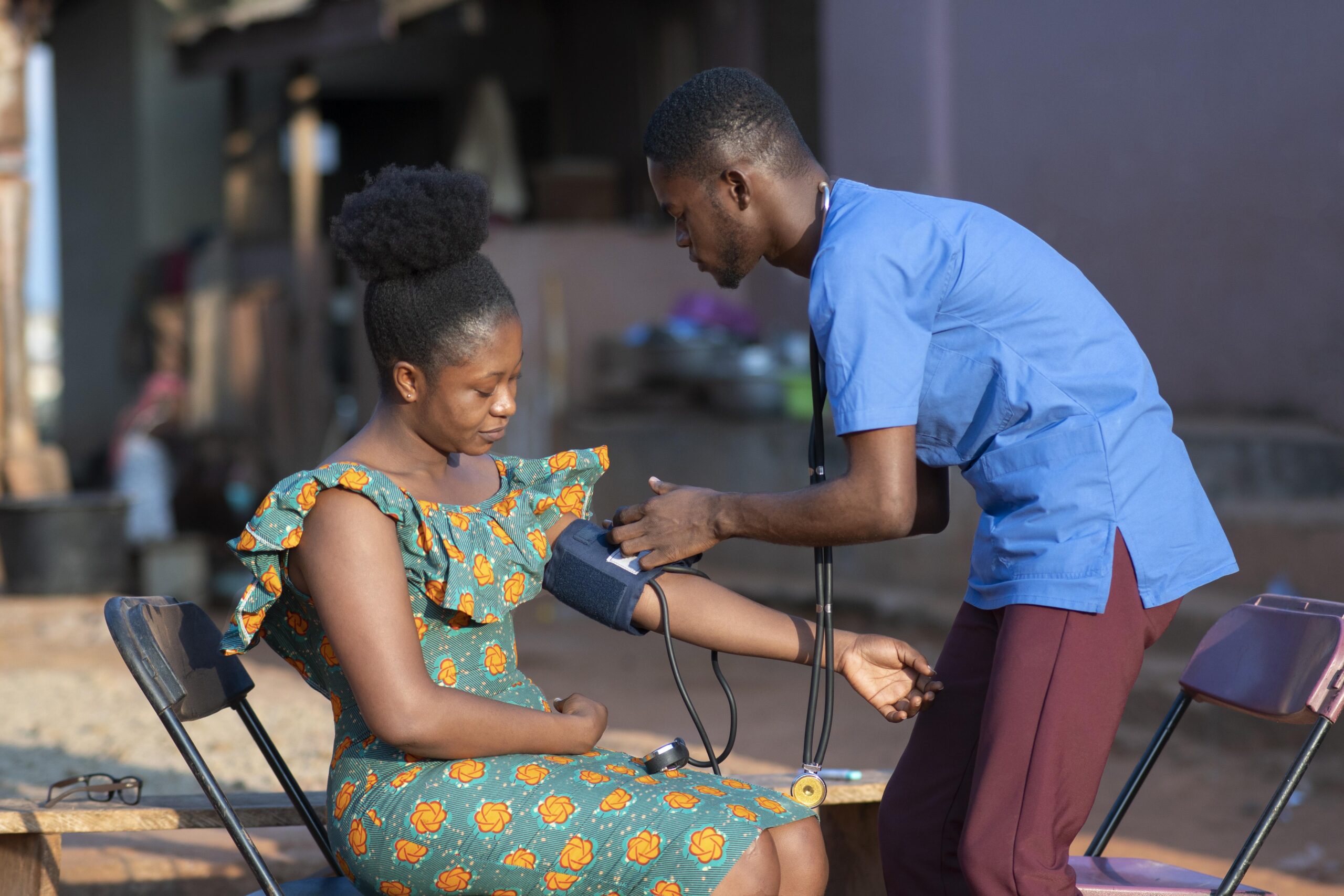 africa-humanitarian-aid-doctor-taking-care-patient (2)